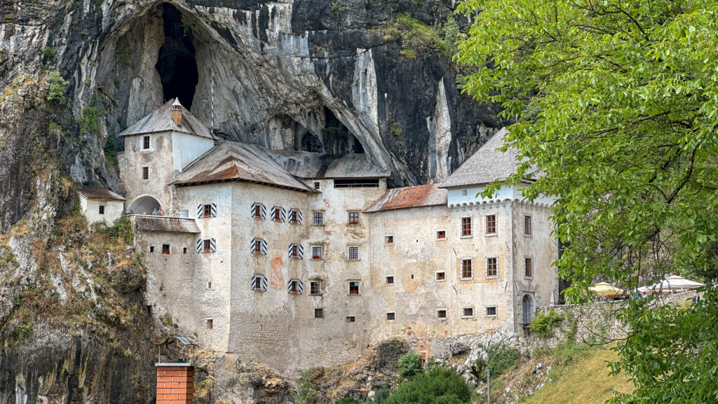 chateau de predjama slovénie